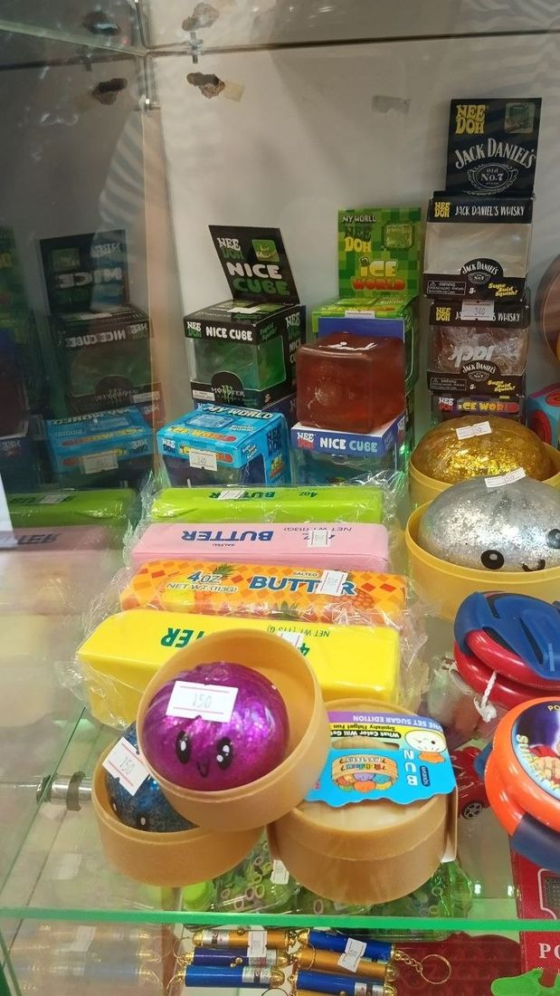 Витрина: сквиши NEE DOH, «кубик льда», «Кола», батончики BUTTER